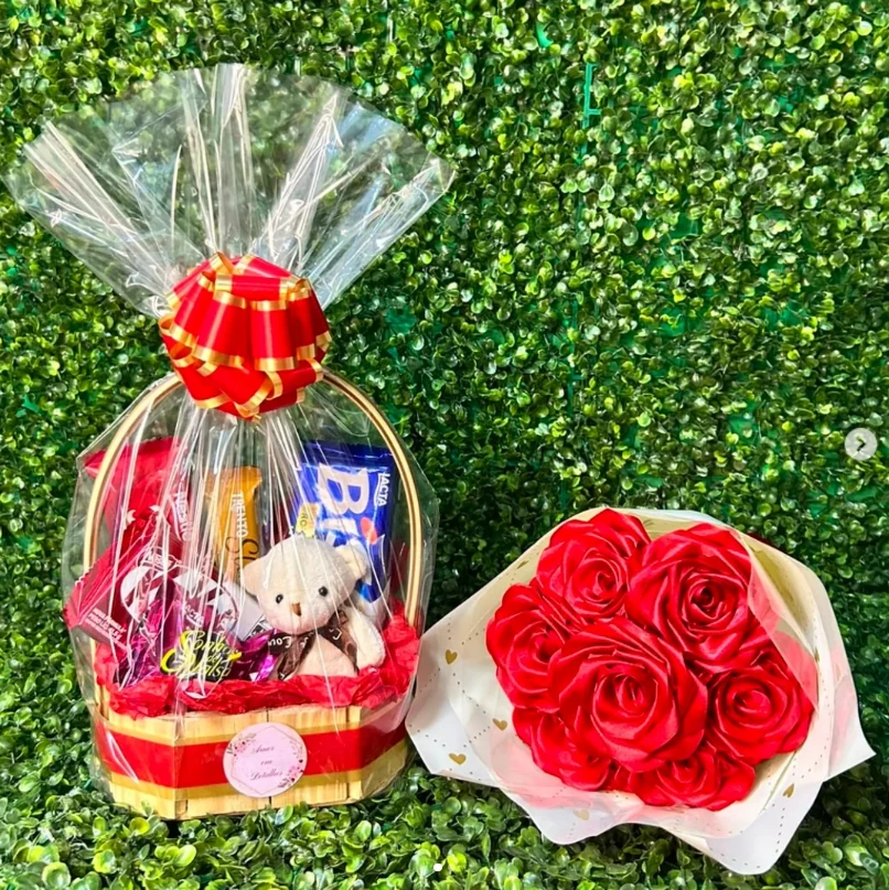 Cesta romântica com buquê de rosas